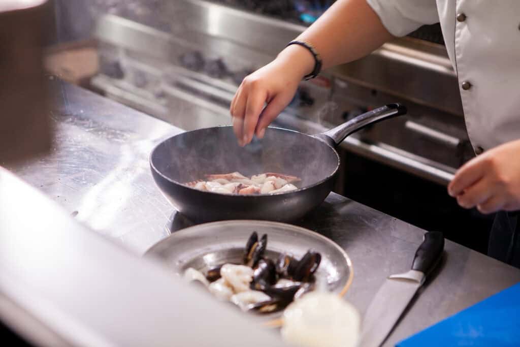 商用廚房設備根據不同的餐廳型態選擇差異性也很大