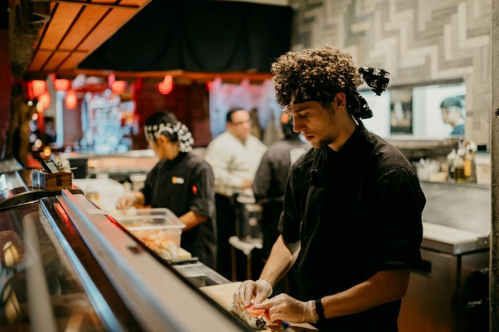 開餐廳時 3 個重要的餐廳設備分類清單包含：備料區、烹調區、出餐與清洗區