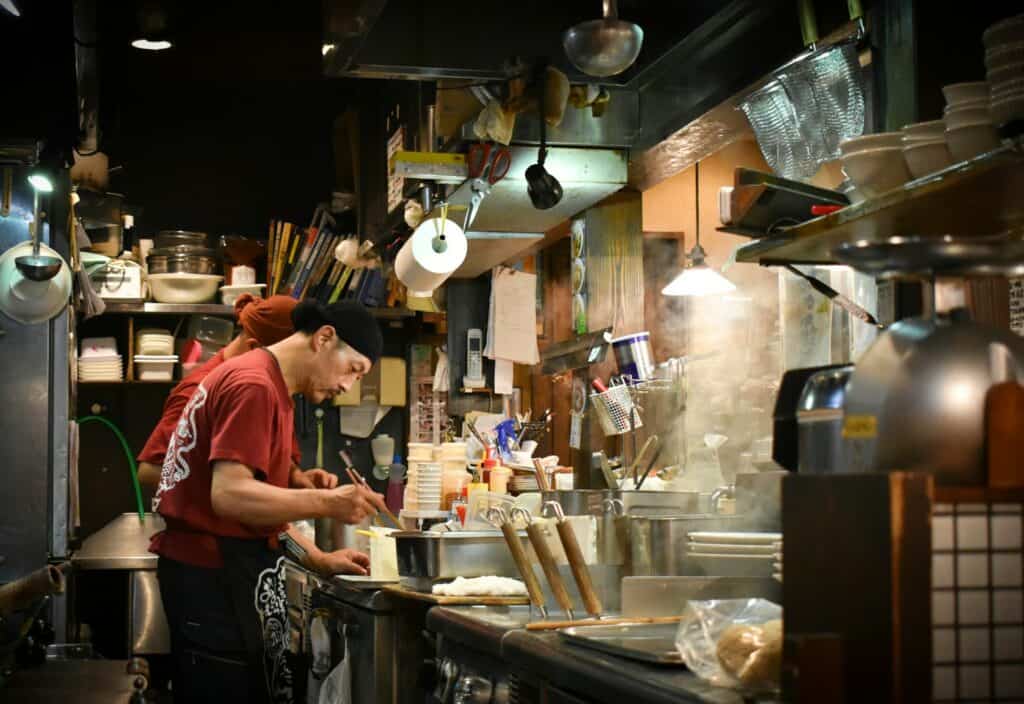 小坪數餐廳廚房規劃的關鍵在於垂直收納、精簡設備與單向動線三者並行
