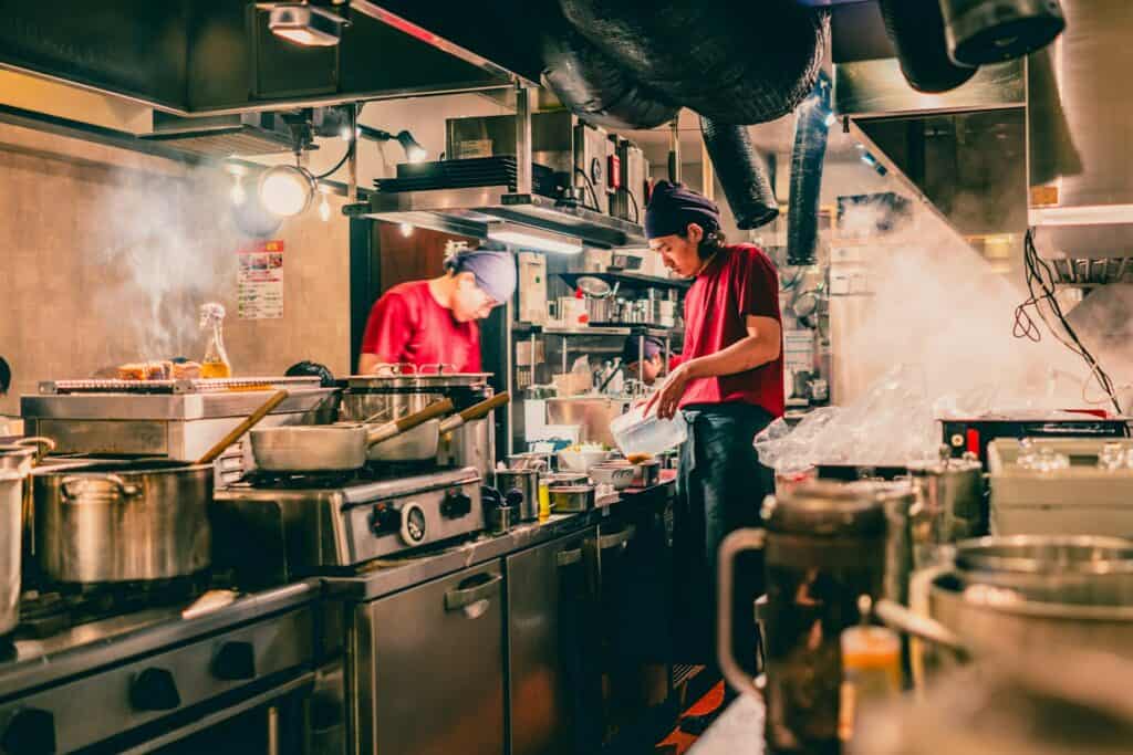 不同餐廳業態對餐廚設備需求差異明顯,如熱炒店與烘焙坊各有配置重點