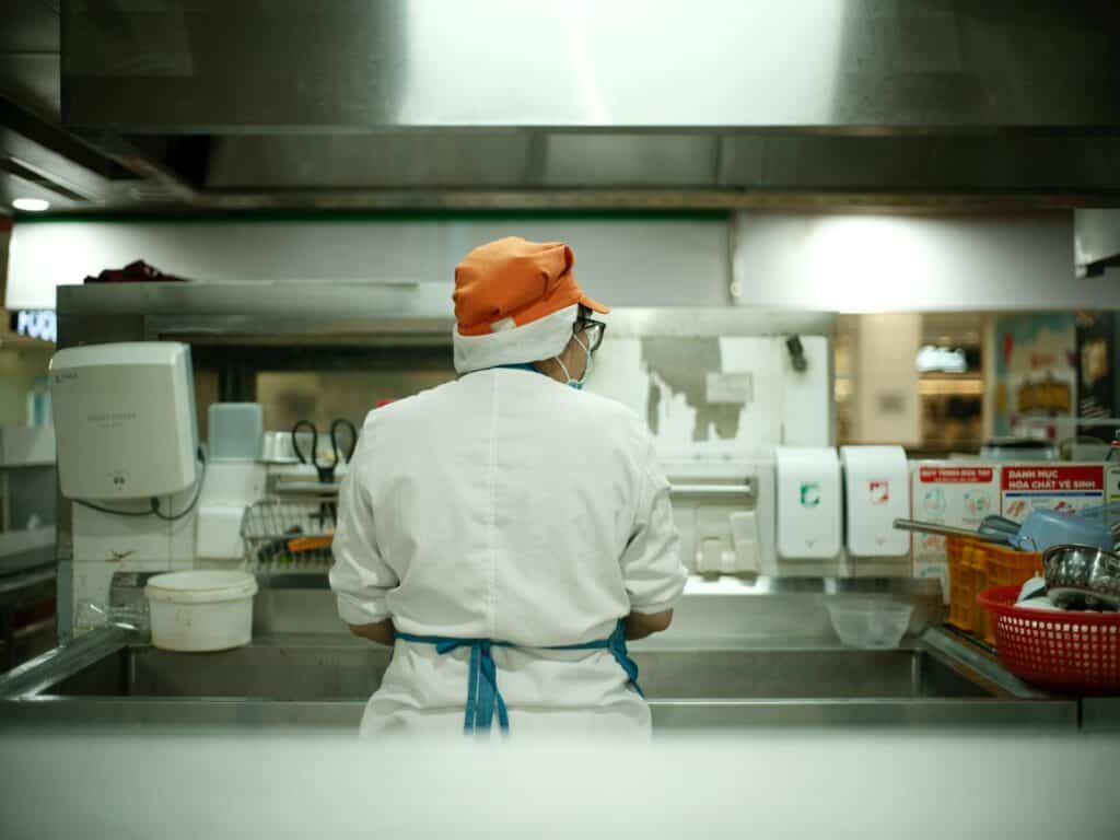 中央廚房規劃需從坪效、動線、產能到人力與能源管理全面考量,打造高效率且可擴充的營運系統