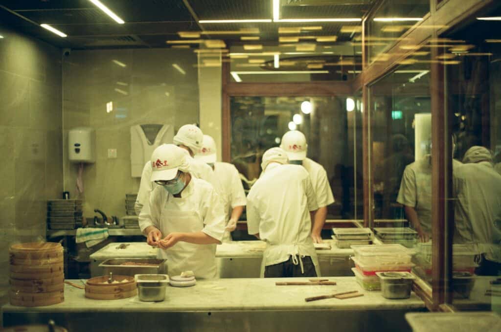 中央廚房設備可集中備料、生產與配送,提升連鎖餐飲營運效率